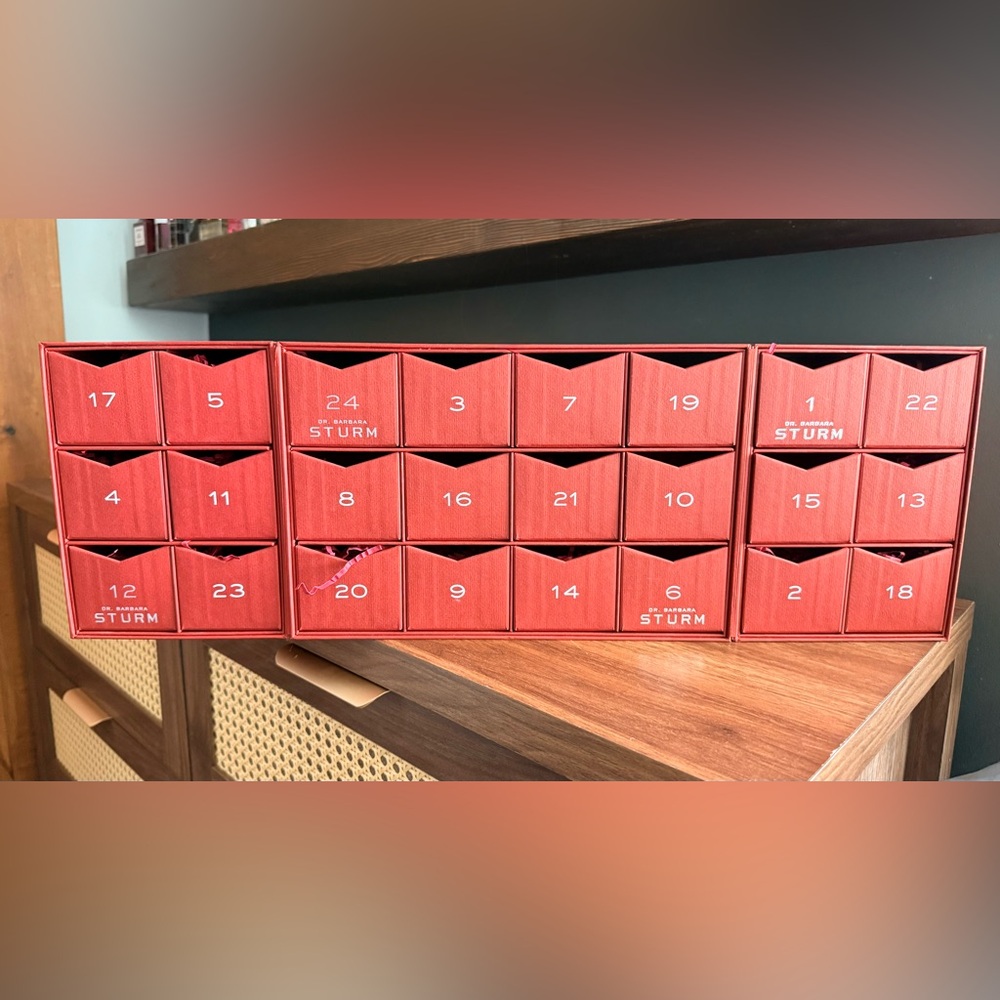 Dr. Barbara Sturm Red Storage gift Box advent calendar cardboard present luxury